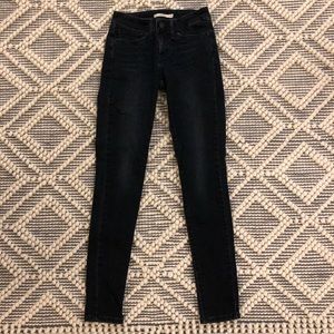 Levi’s Black Mid-Rise Skinny Jeans (Size 24)